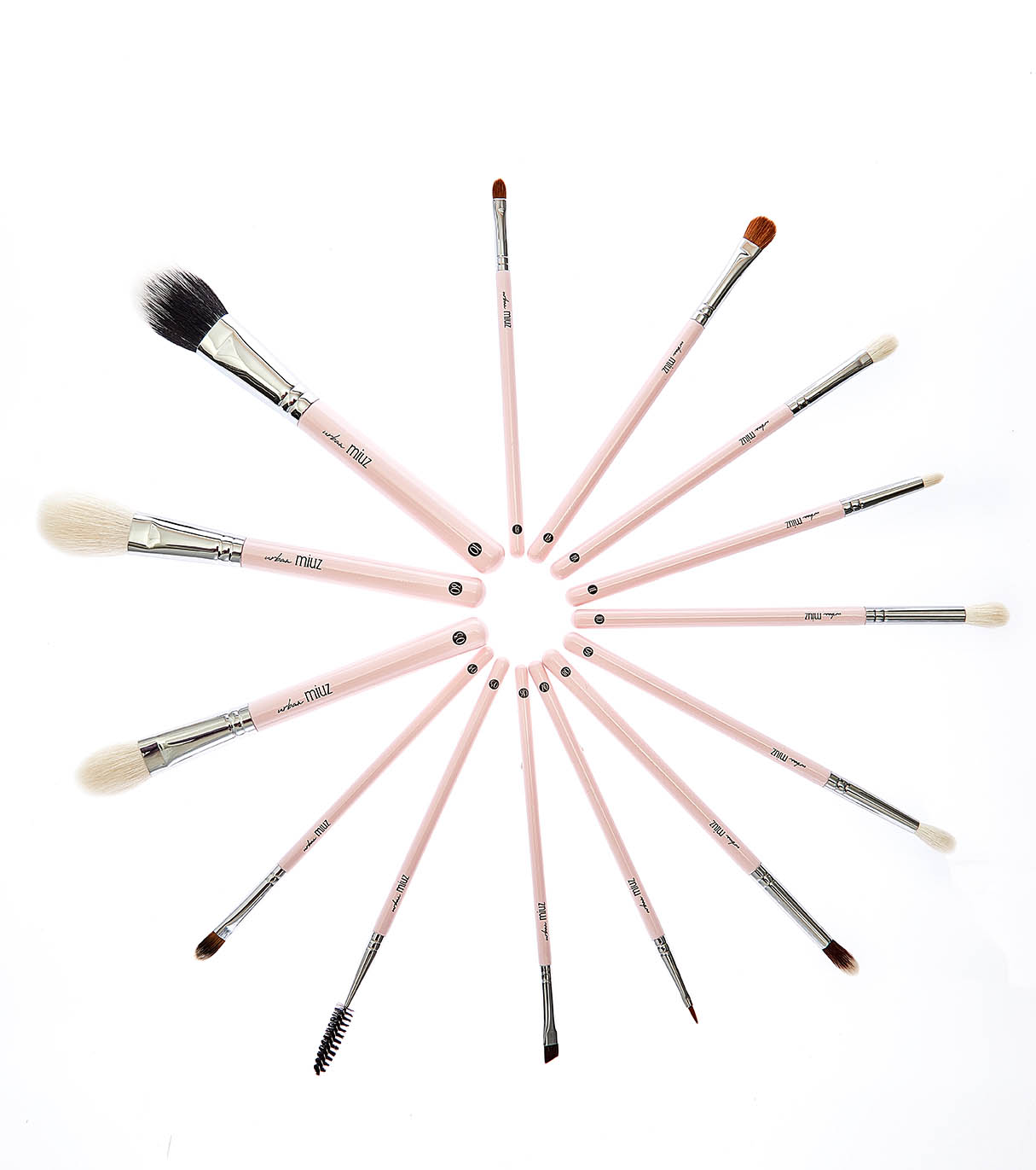 Esti Makeup Artist si cauti mai multe informatii despre pensule? Citeste pe Blogul Urban Miuz, Întreținerea și Curățarea Pensulelor de Machiaj
